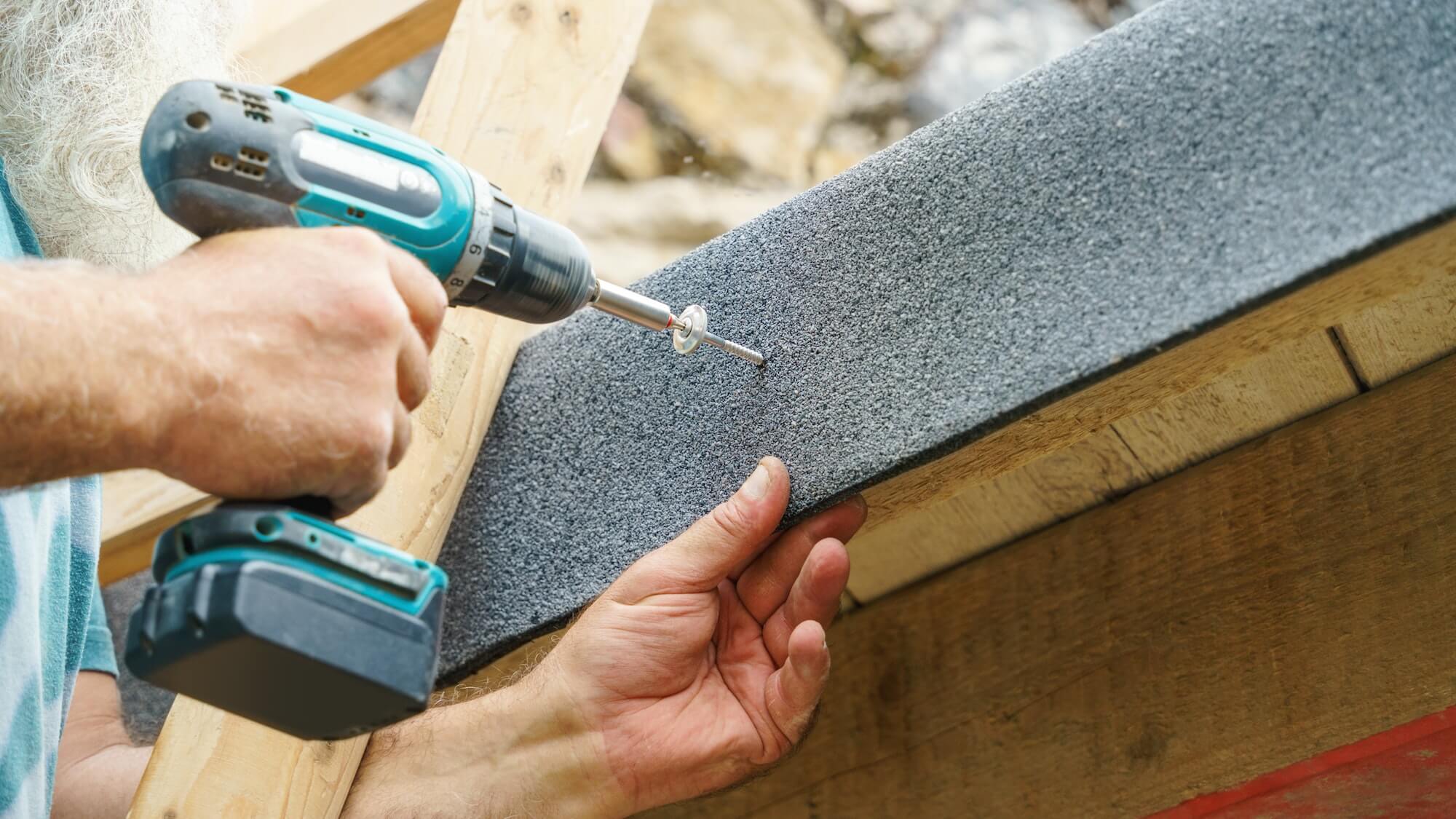 screw-on-the-roofing-felt-1.jpg